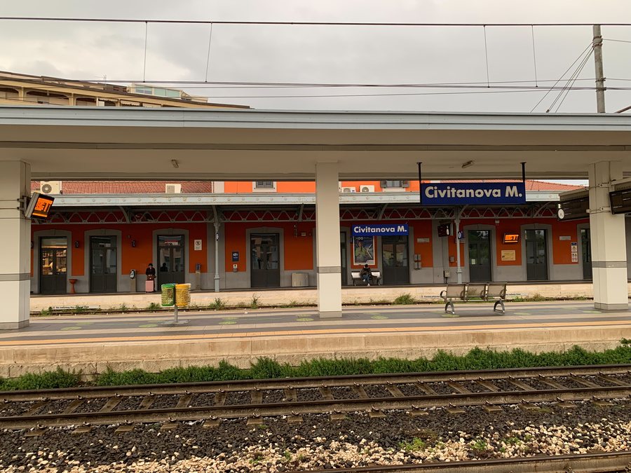 File:Civitanova Marche train station 23 46 04 151000.jpeg