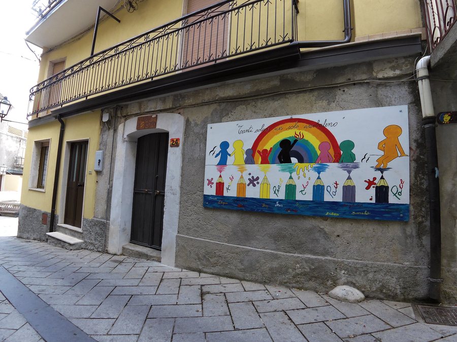 File:Nuvole di legno - tanti colori un solo arcobaleno a Stignano 2018.jpg
