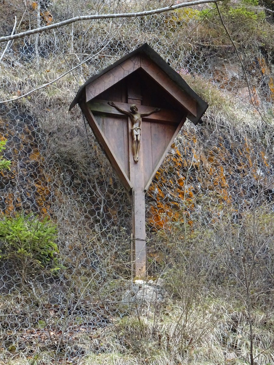 File:Molina di Ledro - Crocifisso lungo la via per Pur.jpg