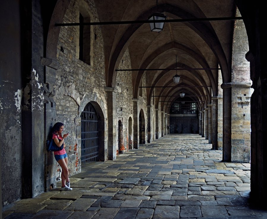 File:Cloister of the University of Bergamo. Italy.jpg