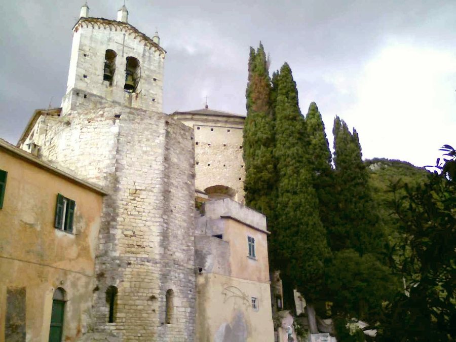 File:Perti (Finale Ligure)-chiesa sant'eusebio.jpg