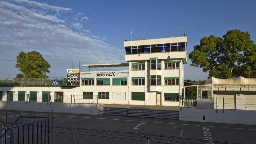 File:Pergusa Autodromo, Enna, Sicily, Italy - panoramio.jpg