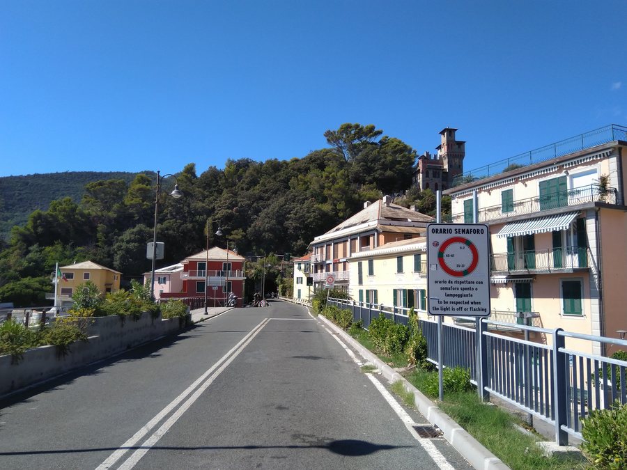 File:Moneglia semaforo in direzione Riva Trigoso.jpg