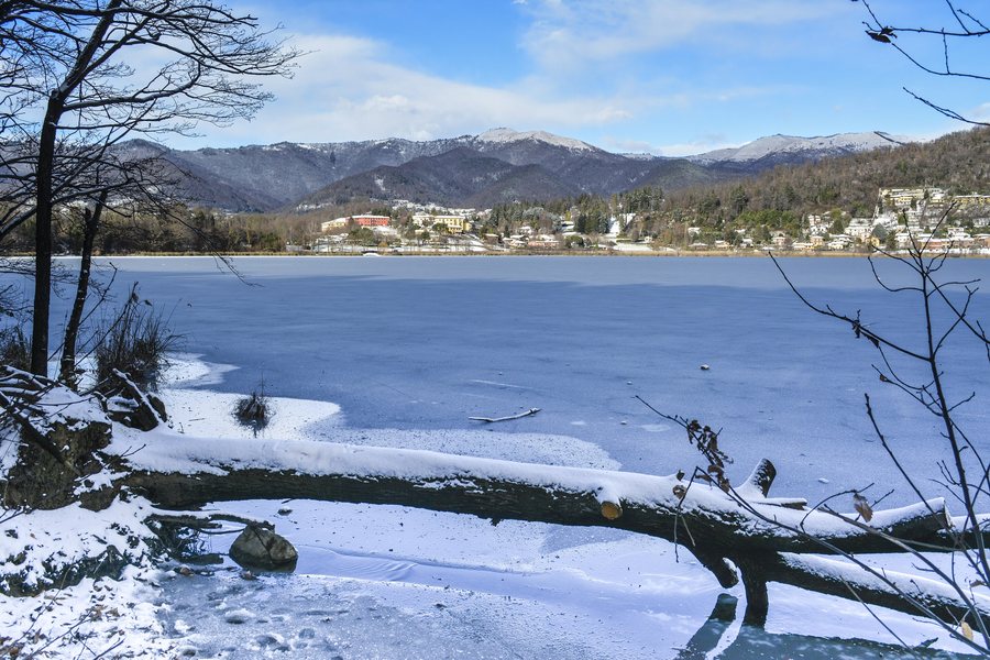 File:Lago di Montorfano ghiacciato.jpg