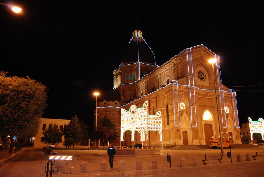 File:Night view of Duomo Tonti of Cerignola (2009, Panoramio-3).jpg