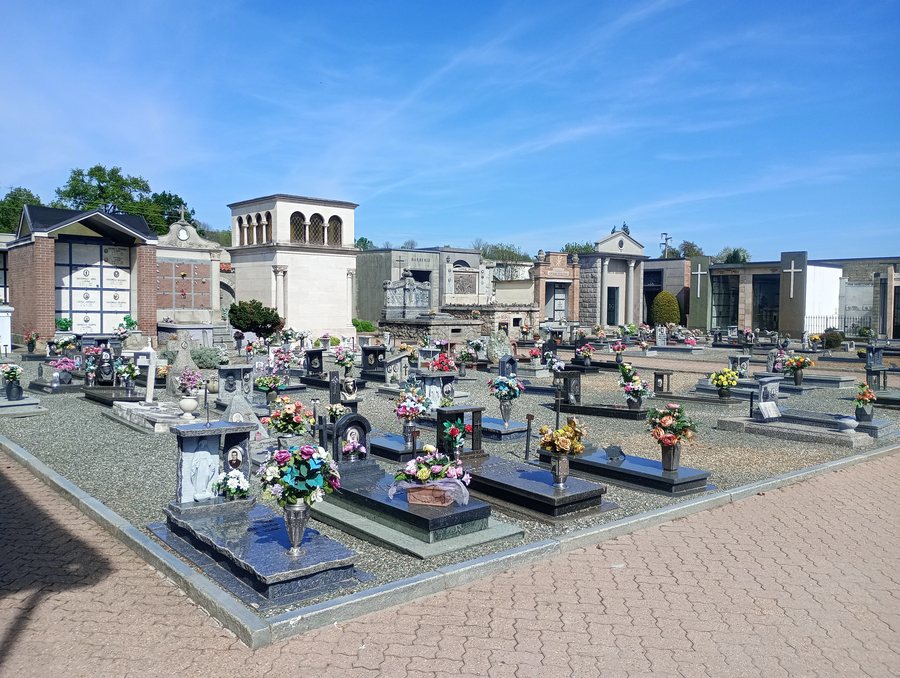 File:Cemetery of Mathi.jpg