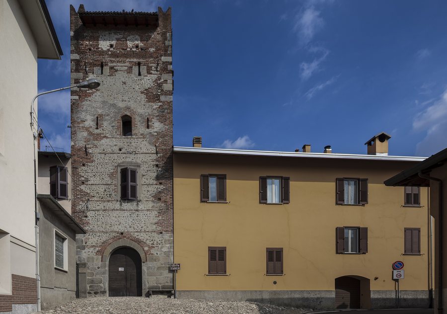 File:Torre dei Rusca Villa Guardia.jpg
