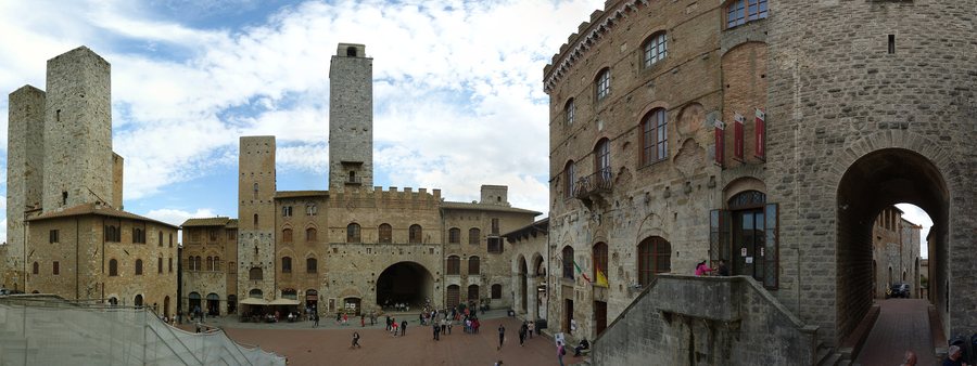 File:San Gimignano Piazza del Duomo 01.jpg