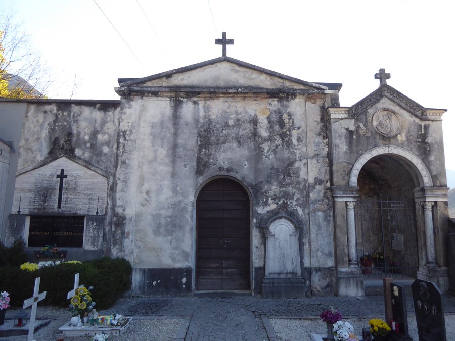 File:Cimitero di Serravalle - Cappella.jpg