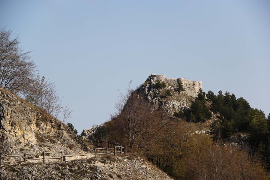 File:Castello di Roccamandolfi.jpg