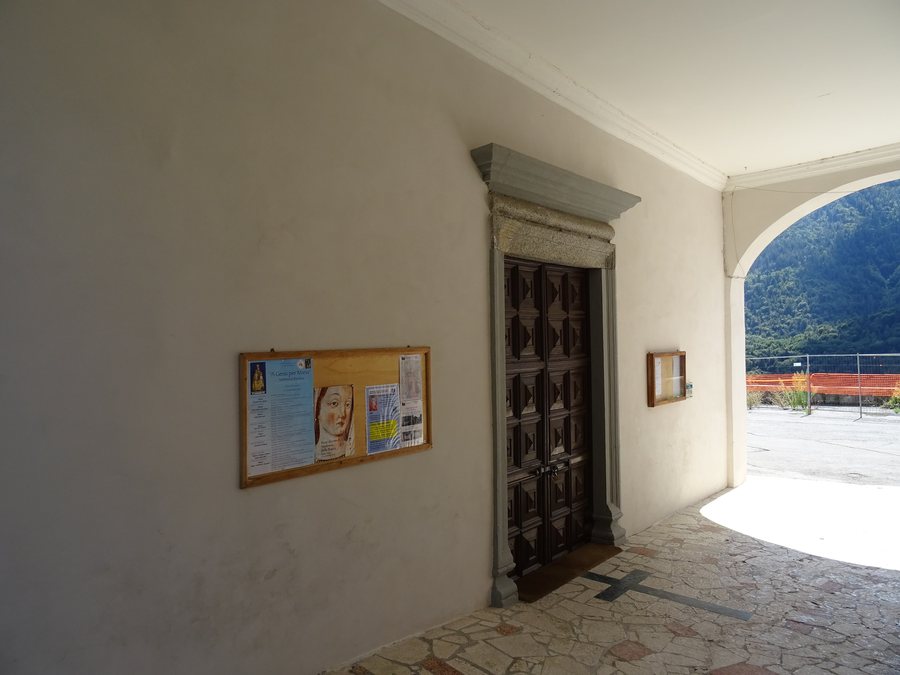 File:Capovalle, chiesa di San Giovanni Battista - Ingresso.jpg