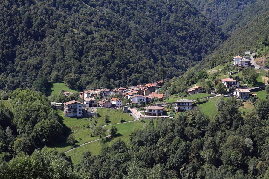 File:Sora (San Bartolomeo Val Cavargna) from Cusino.jpg