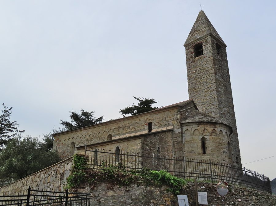 File:Chiesa Millenaria (Ruta, Camogli) - abside e lato sud 1 2023-04-21.jpg