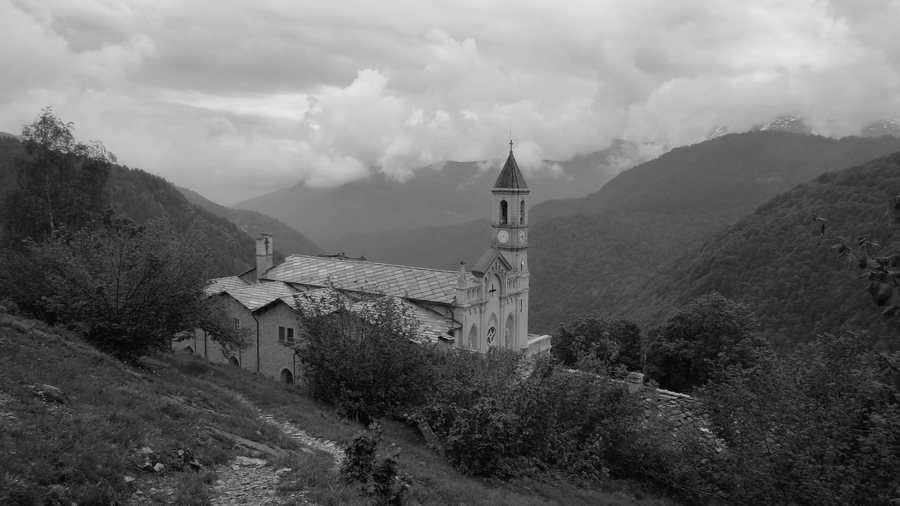 File:Il santuario di San Chiaffredo, alta valle Po.jpg