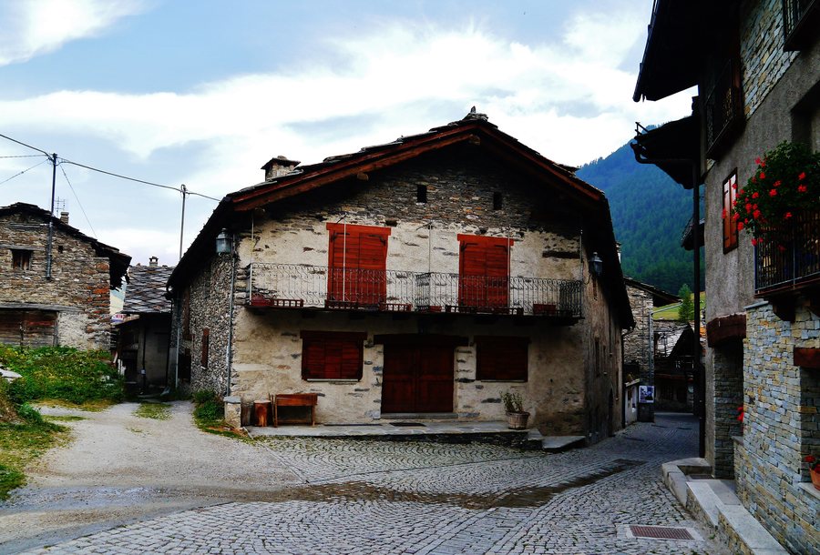File:Pontechianale Chianale 05.jpg