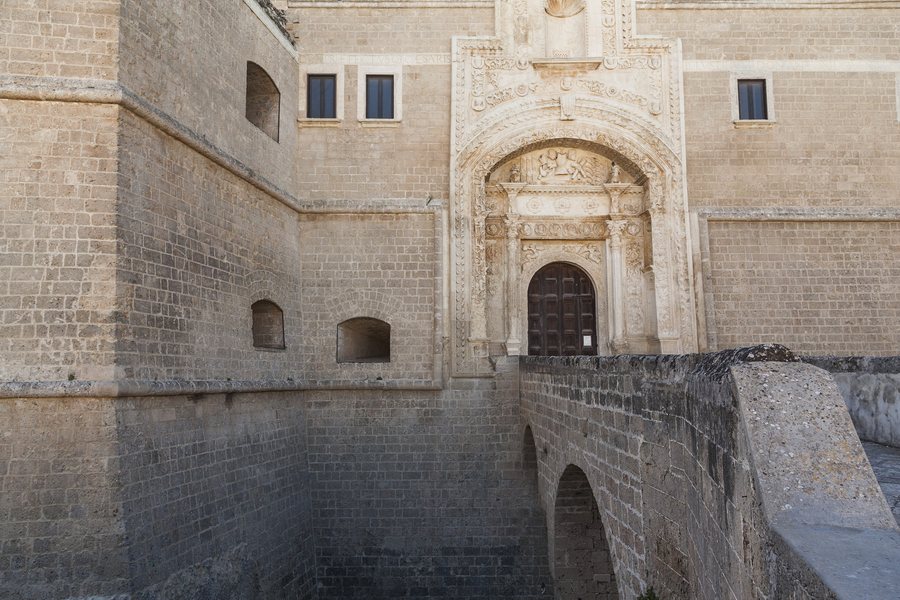 File:Ingresso del Castello di Copertino.jpg