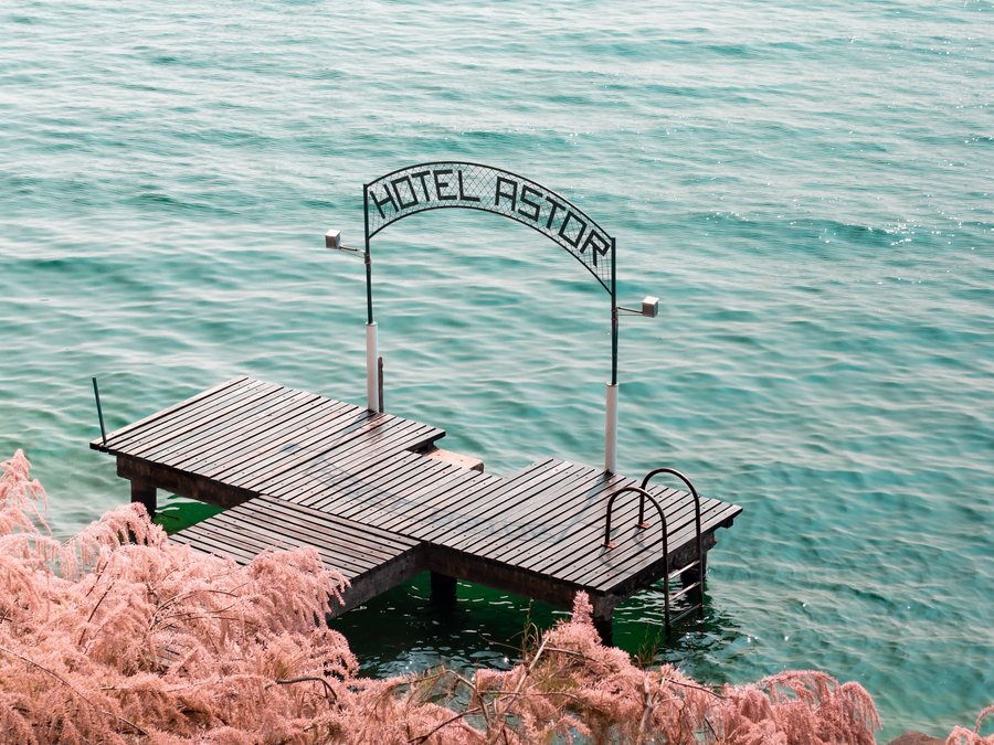 File:IMG8529-3 Hotel Astor Private Pier, Limone Sul Garda, Italy, 2017-04.jpg
