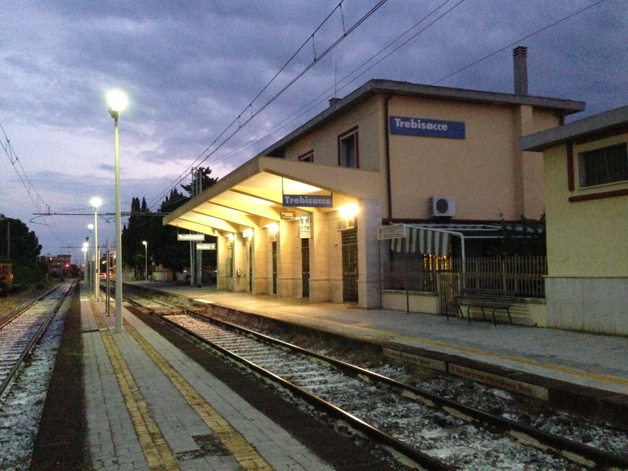 File:Stazione di trebisacce.jpg