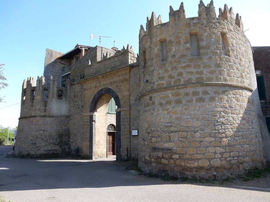 File:Porta San Martino di Valentano (VT) Italia.JPG