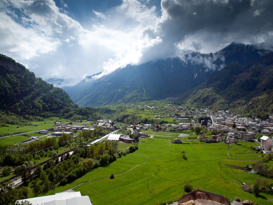 File:Sondalo, Valtellina Italy.jpg