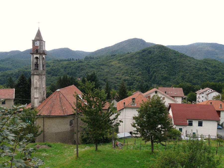 File:Vara Inferiore (Urbe)-panorama e chiesa di San Gualberto.jpg