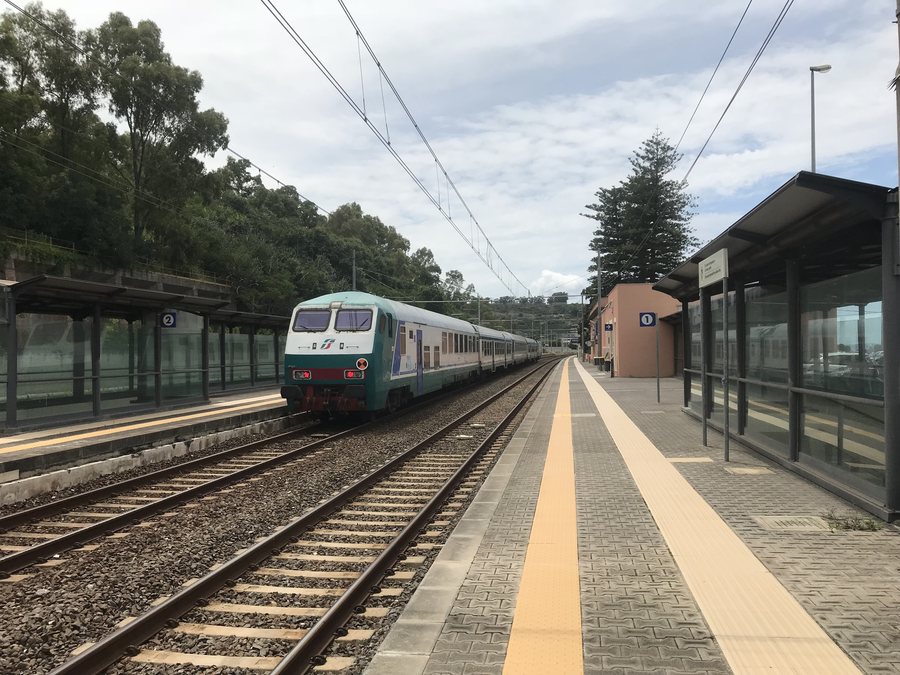 File:Bahnhof Villafranca Tirrena-Saponara Gleisansicht.jpg