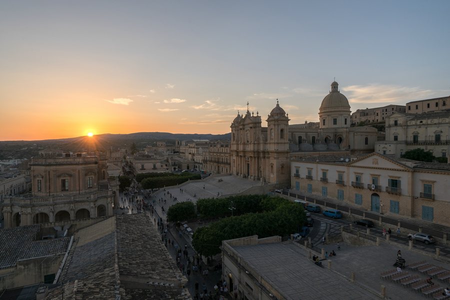 File:Noto dall'alto al tramonto.jpg