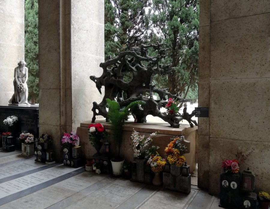 File:Tomba Mele C28 Cimitero di Staglieno.jpg