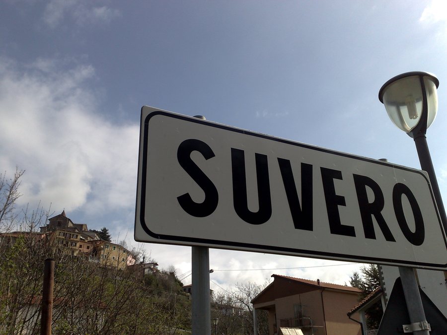 File:Rocchetta di Vara (SP) - frazione Suvero - segnale inizio centro abitato.jpg