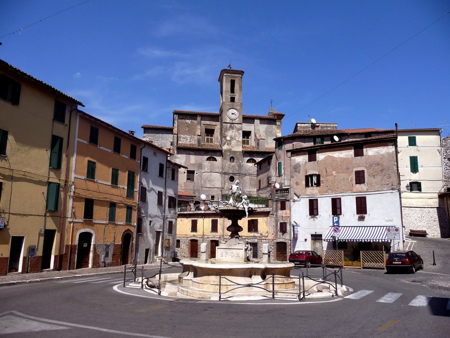 File:Montelanico - piazza Vittorio Emanuele II.jpg