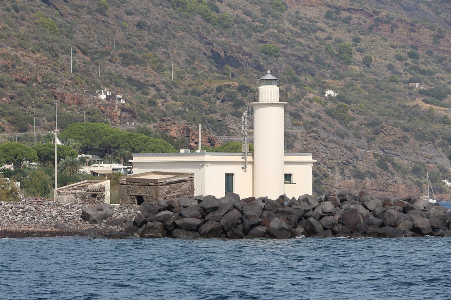 File:Punta Lingua lighthouse 01.jpg