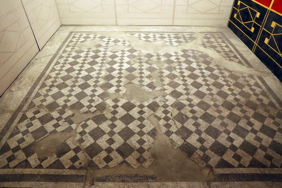 File:Villa romana de la tufa a ossaia, mosaico del cubicolo, età augustea, 02.jpg