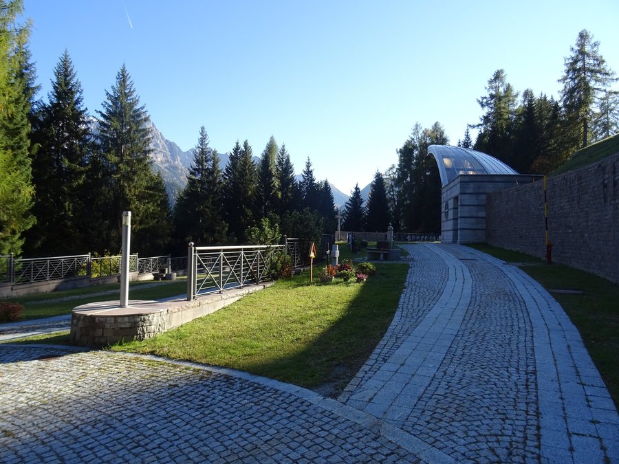 File:Cimitero di Madonna di Campiglio 01.jpg