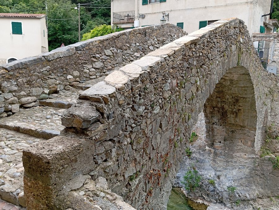 File:Ponte sul torrente Neva (Zuccarello)Waterside structures.jpg
