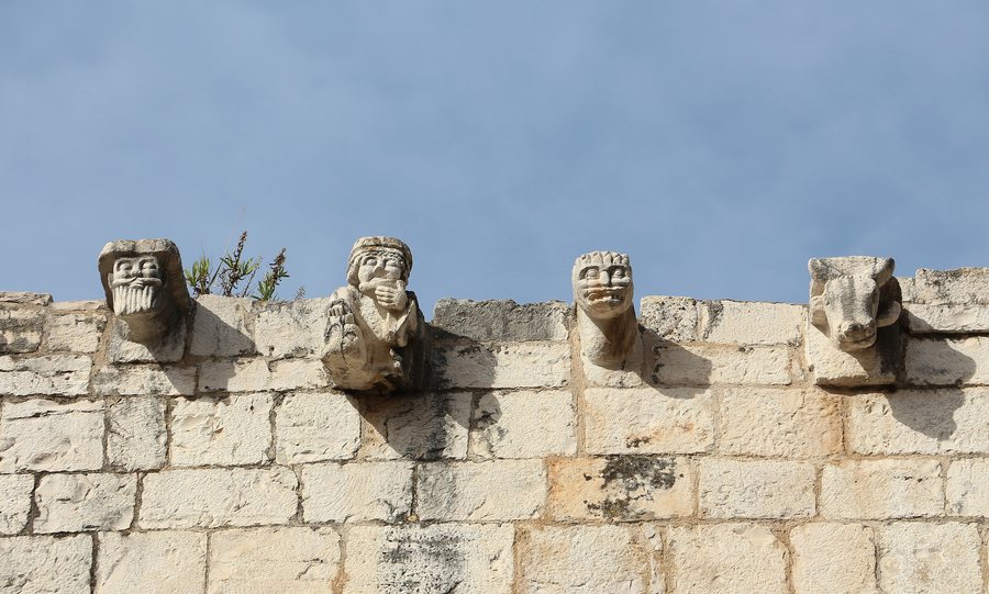 File:Chiesa San Giacomo, Trani 04.jpg