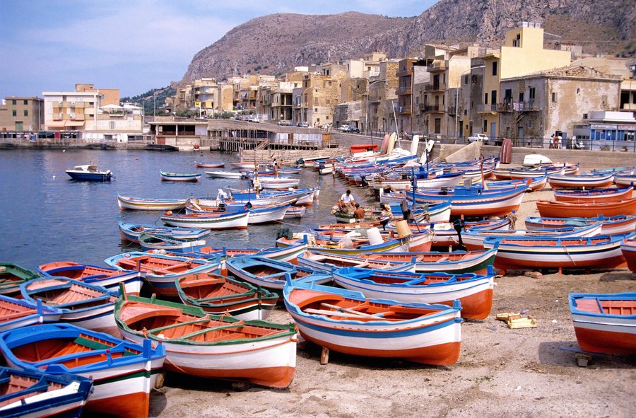 File:Barques de pêche sur la plage d' Aspra (1).jpg