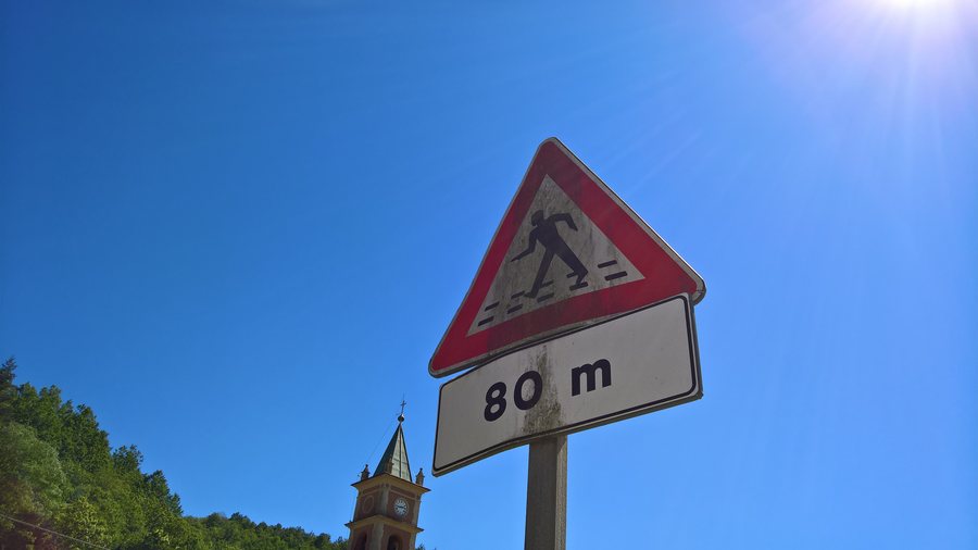 File:Maissana (SP) - frazione Torza - vecchio segnale di passaggio per pedoni - 01.jpg