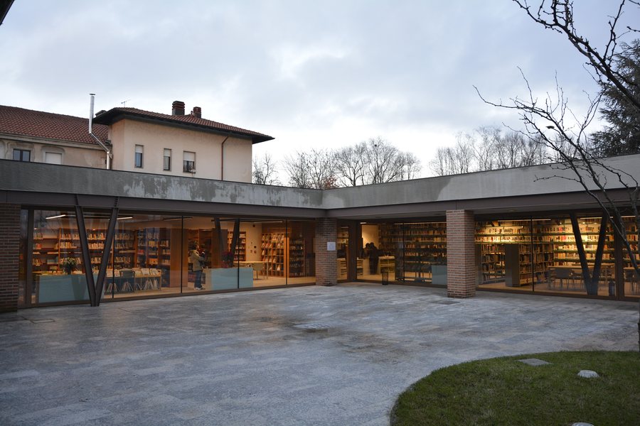 File:Biblioteca comunale di Arconate 01.jpg