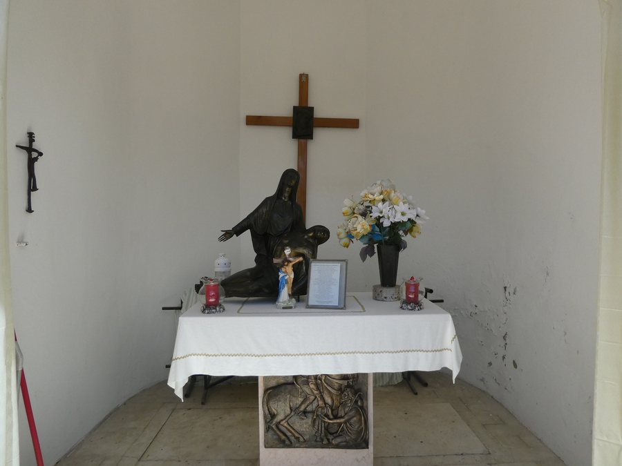 File:Crosano, cappella del cimitero - Interno 2.jpg