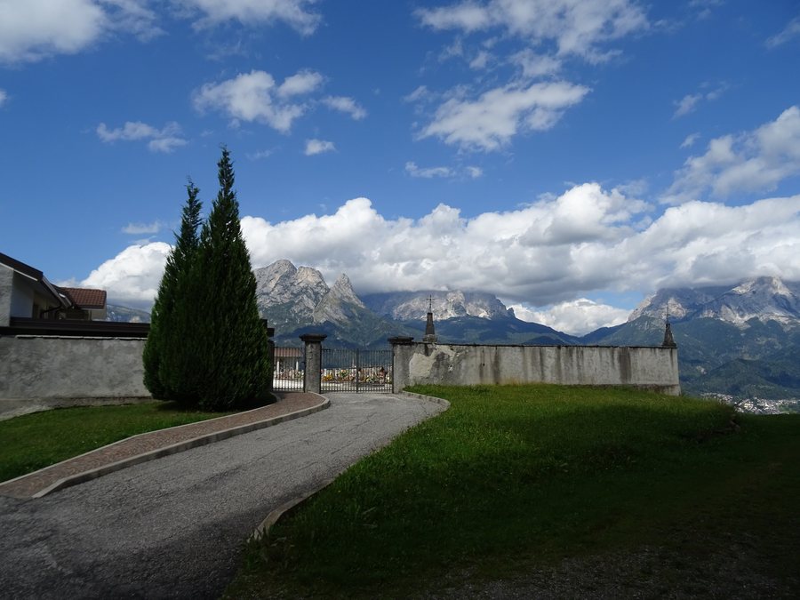 File:Cimitero di Rivamonte Agordino 01.jpg