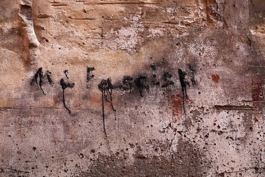 File:Taggia, via lercari, scritta contro i fascisti.jpg