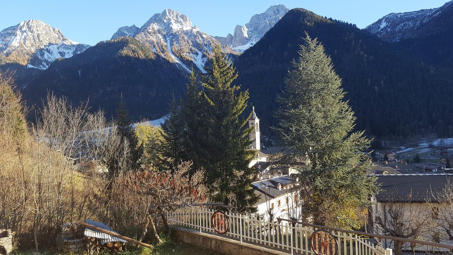 File:Il Pizzo Camino di natura dolomitico sovrasta il paese di Schilpario in Val di Scalve.jpg