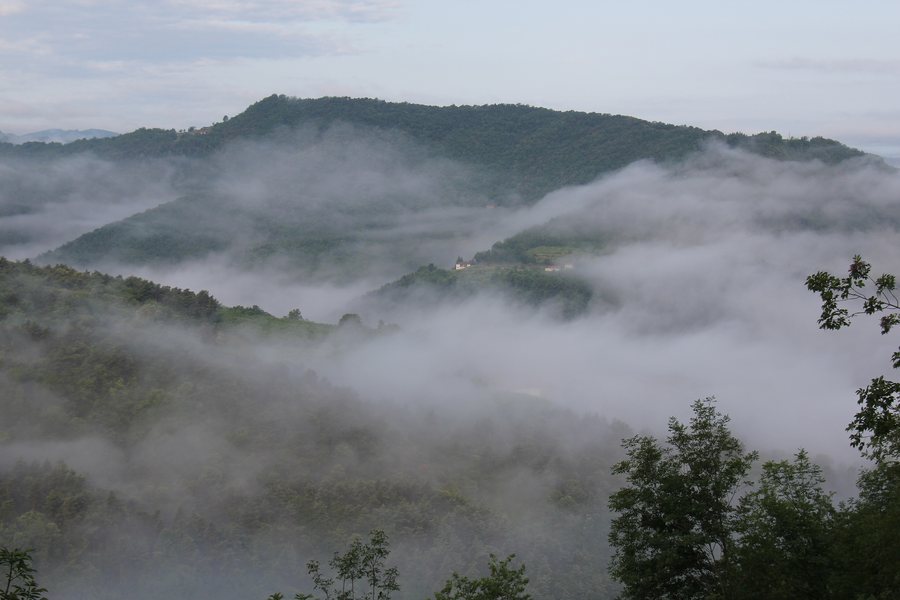 File:Cortemilia Piemont Nebel 1.jpg
