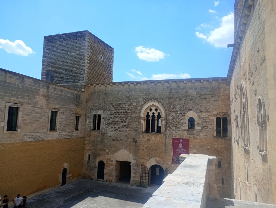 File:Castello di Gioia del Colle, la corte 2.jpg