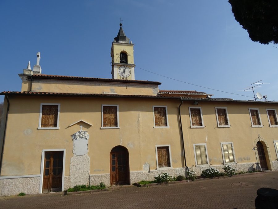 File:Mazzano - Caseggiato accanto alla chiesa.jpg