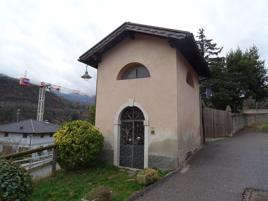 File:Cadine - Capitello del Crocifisso 01.jpg