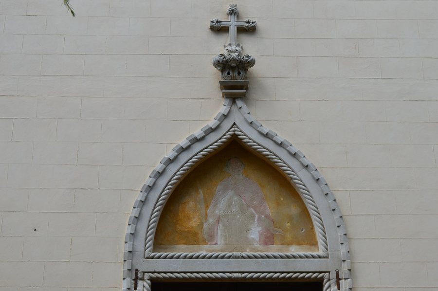 File:Costabissara San Giorgio vecchia porta laterale timpano.JPG
