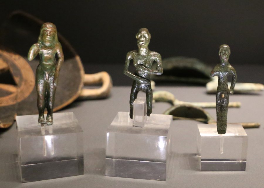 File:Bronzetti votivi da castelluccio di pienza, 650-100 ac ca. 01.jpg