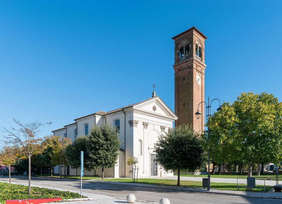 File:St George church in Teglio Veneto (1).jpg