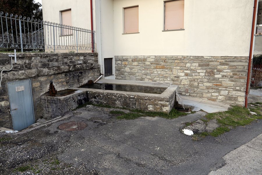 File:Badia tedalda, fresciano, lavatoi.jpg